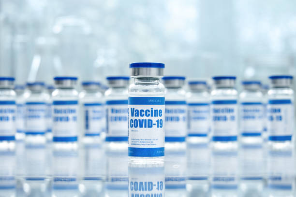 covid 19 корона вирус вакцины флаконы для внутримышечных инъекций на фоне медицинской фармацевтической промышленности. коронавирусное лечен� - фармацевтической стоковые фото и изображения