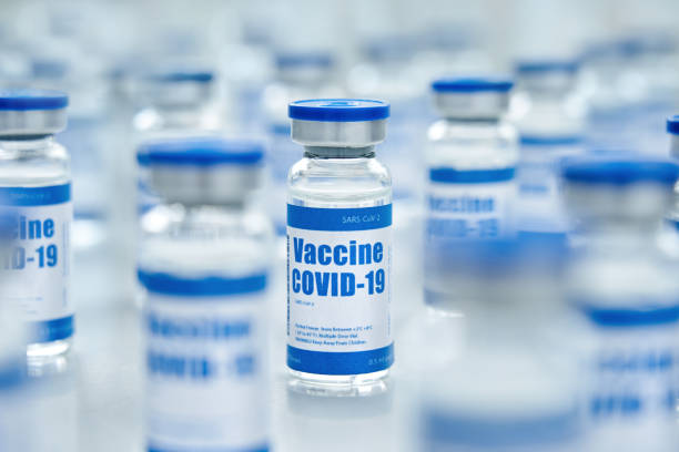 Covid 19 coronavirus vaccine vial bottle for intramuscular injections on medical pharmaceutical industry background. Corona virus cure manufacture, flu treatment drug pharmacy production concept. frasco vial de la vacuna contra el coronavirus covid 19 para inyecciones intramusculares en la industria farmacéutica médica. fabricación de curación por virus corona, concepto de producción de farmacia de medicamentos para el tratamiento de la gripe.