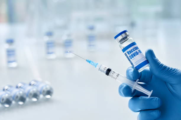 Male doctor hand wears medical glove holding syringe and vial bottle with covid 19 corona virus vaccine drug multiple dose for injections. Coronavirus cure, flu medicine treatment vaccination concept. la mano del médico masculino usa guantes médicos que sostienen jeringa y frasco de vial con dosis múltiple de fármacos de la vacuna contra el virus corona de 19 coronas para inyecciones. curación de coronavirus, concepto de vacunación de tratamiento