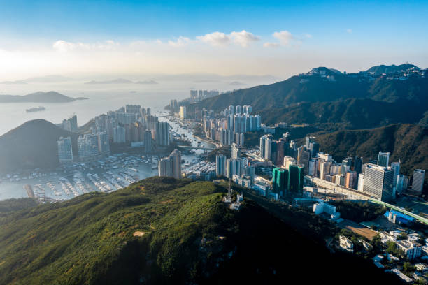 luftbild wohnviertel in aberdeen und ap lei chau von hong kong - flugzeugperspektive stock-fotos und bilder