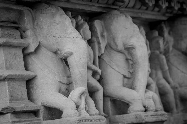 인도 카주라호의 힌두교 사원에 돌 조각 된 에로틱 한 배스 릴리프 - kama sutra temple 뉴스 사진 이미지