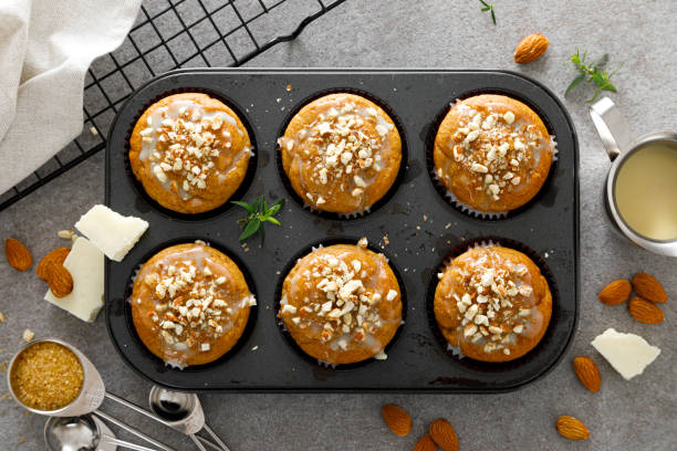 muffin alla banana alle mandorle con cioccolato bianco e noci - vegan food cake muffin chocolate foto e immagini stock