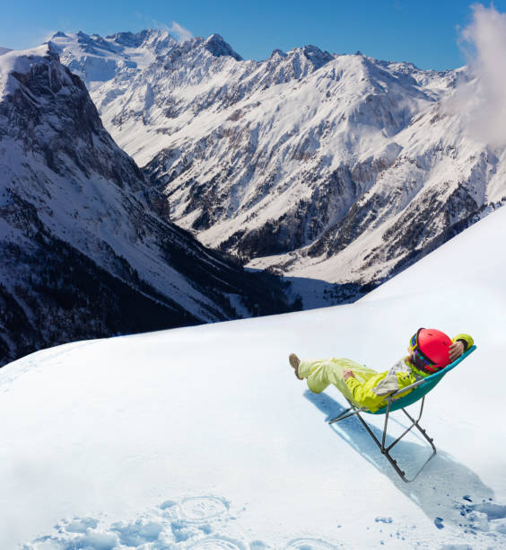 la mujer descansa en la silla de cubierta sobre los picos de las montañas - apres ski ski snow mountain fotografías e imágenes de stock