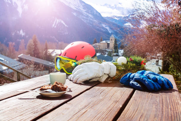 카페 테이블에서 스키 헬멧과 점심 식사 구성 - ski skiing european alps resting 뉴스 사진 이미지