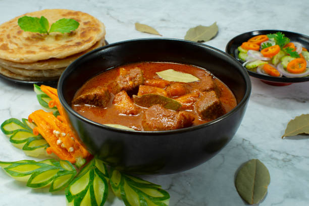 curry di manzo servito roti combinazione indonesiana stile di cibo malese - massaman foto e immagini stock