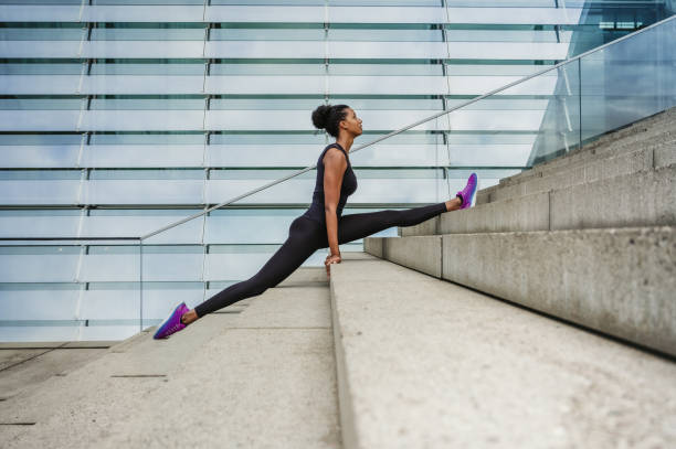 woman doing splits on steps - the splits ethnic women exercising imagens e fotografias de stock