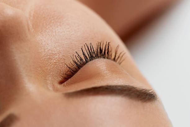 Eyelash Care Treatment Procedures: Staining; Curling; Laminating and Extension for Lashes. Beauty Model with Perfect Fresh Skin and Long Eyelashes. Skincare; Spa and Wellness. Close up.Cosmetics and makeup. procedimientos de tratamiento de cuidado de pestañas: tinción; curling; laminado y extensión para las pestañas. modelo de belleza con piel fresca perfecta y pestañas largas. cuidado de la piel; spa y bienestar. de cerca. cosméticos y maquillaje.