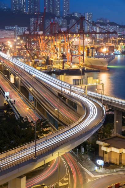 Port towarowy i autostrada w Hong Kongu – zdjęcie