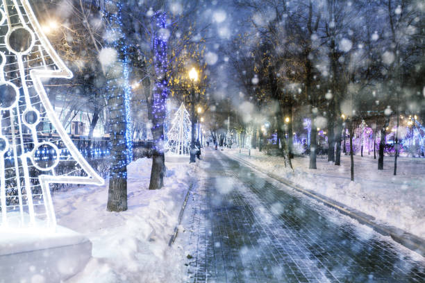 istock Snow at Moscow boulevards before Christmas 1287214649