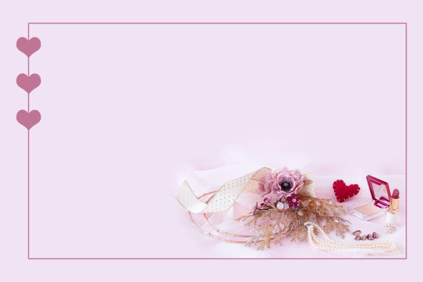 couronne rose d’anémone et coeur et cosmétiques - champagne wedding pink petal photos et images de collection
