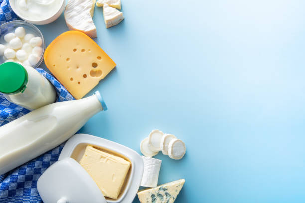 prodotti lattiero-caseari: latticini su sfondo blu con spazio di copia - dairy product foto e immagini stock