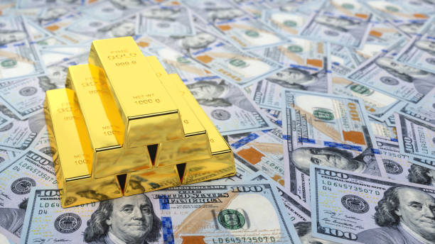 kupa złota i dużo pieniędzy - decline gold wages frequency zdjęcia i obrazy z banku zdjęć