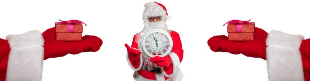 babbo natale con in mano un orologio bianco che mostra da cinque minuti a mezzanotte. due mani con doni su di loro estese a lui. concetto di capodanno. isolato su sfondo bianco - clock hand eve time white foto e immagini stock