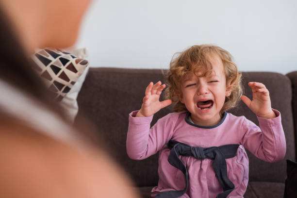 bébé criant et pleurant - piquer une colère photos et images de collection