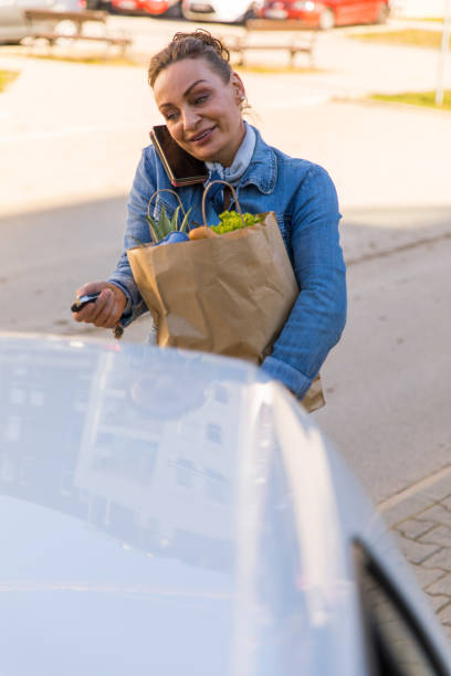 istock Talking to a friend over the phone while doing a curbside pickup 1287228659