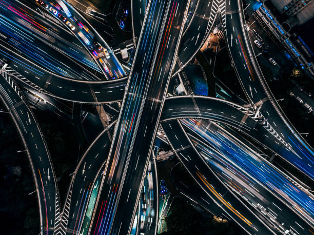 夜間の陸橋と都市交通のドローンポイントビュー - aerial view shanghai technology multiple lane highway ストックフォトと画像