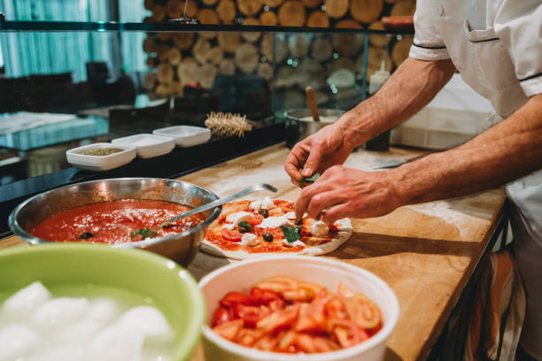 szef pizzy przygotowuje pizzę w restauracji - dough sphere kneading bread zdjęcia i obrazy z banku zdjęć