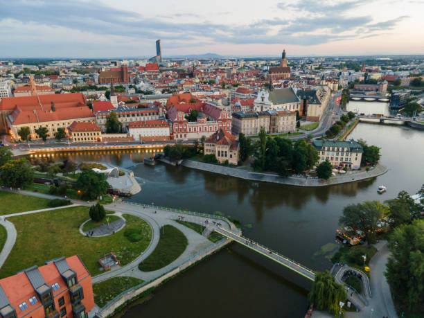 ポーランドのオドラ川に位置するヴロツワフの空中写真 - odra river ストックフォトと画像