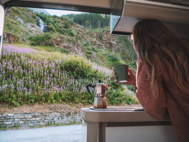 la donna gode di caffè italiano fresco dal suo furgone - waterfall falling water maggia valley switzerland foto e immagini stock