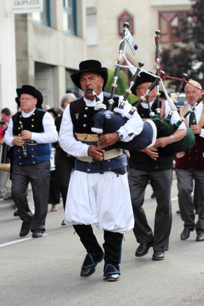 el festival tradicional anual de cornouaille en la ciudad de quimper, britany-france. - parade music music festival town fotografías e imágenes de stock