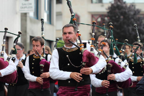 procesión de músicos. el festival tradicional anual de cornouaille en la ciudad de quimper, britany-france. - parade music music festival town fotografías e imágenes de stock