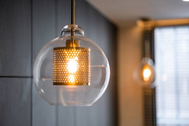 couverture de lampe d’éclairage intérieur de luxe de cru avec la plaque en bronze et l’ampoule en verre transparente pour la décoration à la maison. - équipement déclairage photos et images de collection