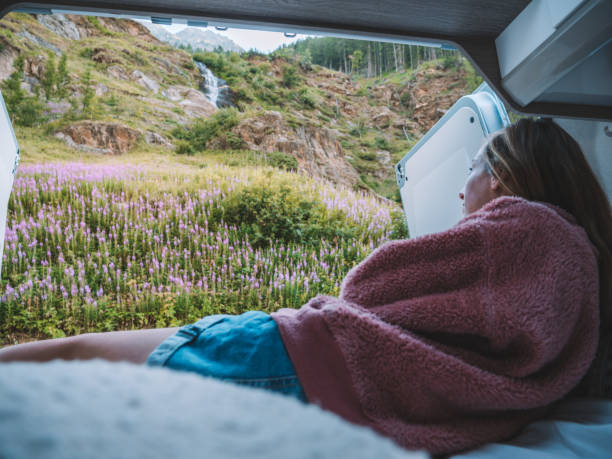 la donna si rilassa sul retro del suo furgone con vista sulla cascata - waterfall falling water maggia valley switzerland foto e immagini stock