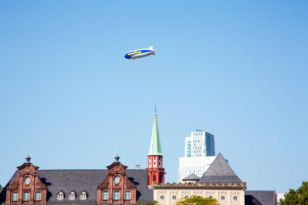 vue sur le toit de la ville de francfort avec goodyear zeppelin planant au-dessus du centre-ville. - goodyear blimp photos et images de collection