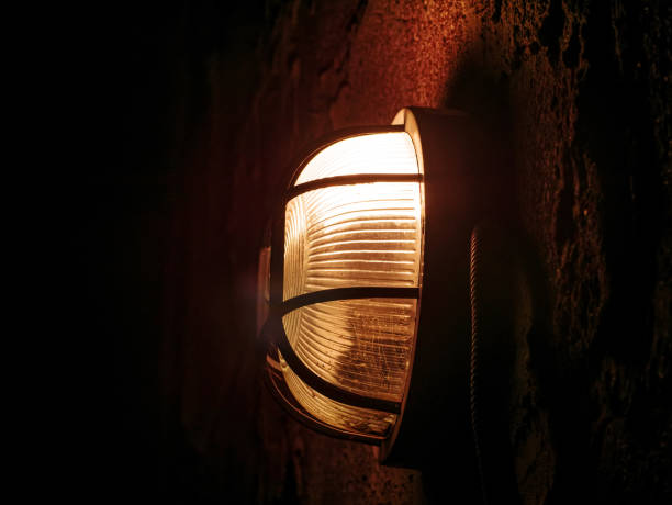 暗闇の中で光る屋外ランプライト。夜は家の前に美しいほこりっぽいランタンがぶら下がっています。外装照明。 - lighting equipment defocused street light city ストックフォトと画像
