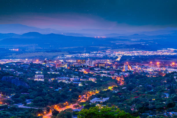 nelspruit ciudad por la noche con estrellas en el cielo en mpumalanga sudáfrica - provincia de mpumalanga fotografías e imágenes de stock