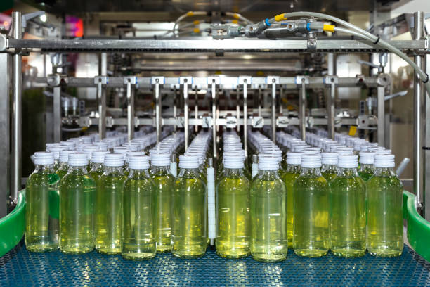 bottiglia per bevande energetiche sul nastro trasportatore nella macchina della linea di produzione pronta per l'etichettatura e l'imballaggio nella produzione di bevande. industria alimentare e delle bevande e concetto di industria. - bottling plant brewery industry food foto e immagini stock