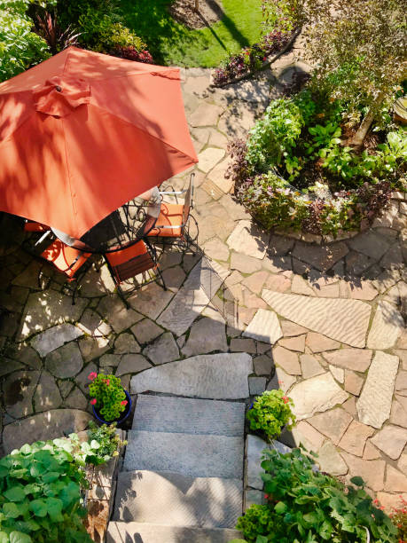 3backyard garden patio of residential home en midwest, minnesota, ee. uu. - chair grass flower bed nobody fotografías e imágenes de stock