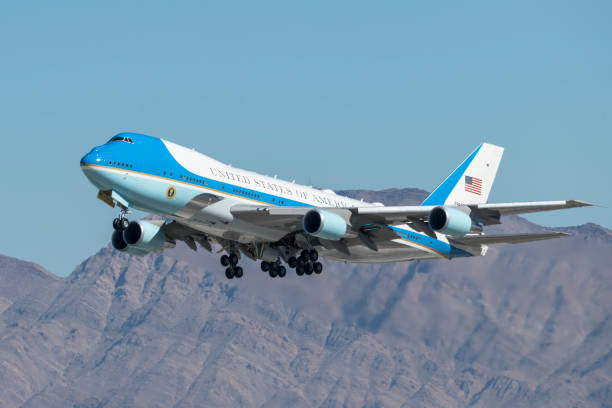 에어포스 원, 맥캐런 국제공항 출발 - air force one 뉴스 사진 이미지