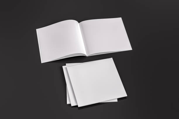 pila di caricatore quadrato chiuso e aperto o mockup brochure su sfondo nero. - paperback book stack white foto e immagini stock