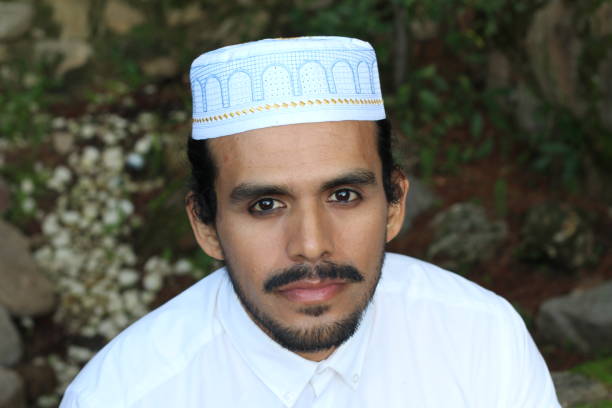 istock Man wearing embroidery pray skull cap 1287294021