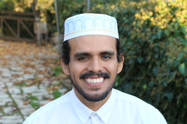 istock Man wearing embroidery pray skull cap 1287294040