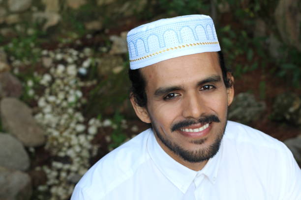 istock Man wearing embroidery pray skull cap 1287294056