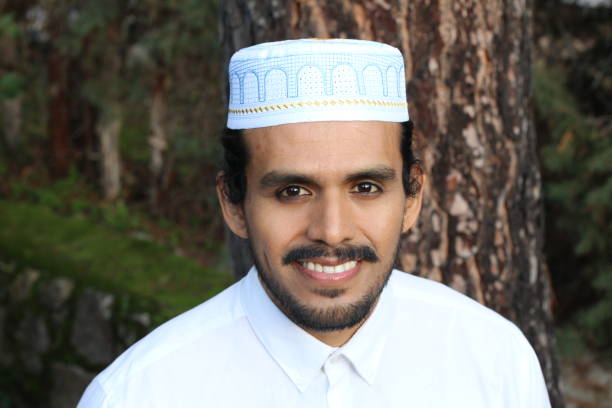 istock Man wearing embroidery pray skull cap 1287294145