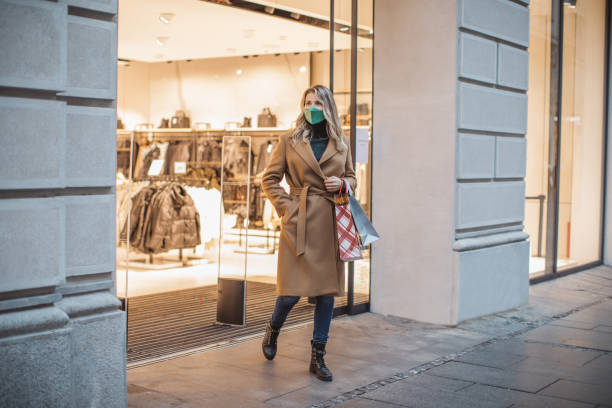istock Christmas shopping 1287299453