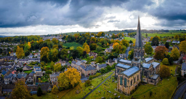 widok na kościół wszystkich świętych w bakewell, małym miasteczku targowym i parafii cywilnej w dzielnicy derbyshire dales w derbyshire, anglia, wielka brytania - derbyshire zdjęcia i obrazy z banku zdjęć