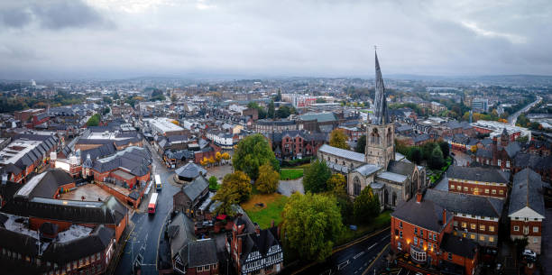 a torre torta da igreja de santa maria e todos os santos em chesterfield, reino unido - spire - fotografias e filmes do acervo