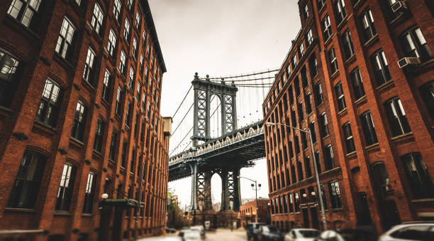 manhattan bridge in nyc - manhattan bridge imagens e fotografias de stock