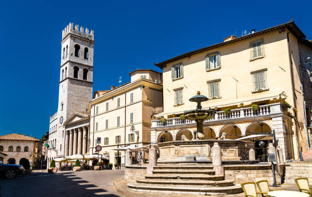piazza del municipio ad assisi, italia - minerva foto e immagini stock