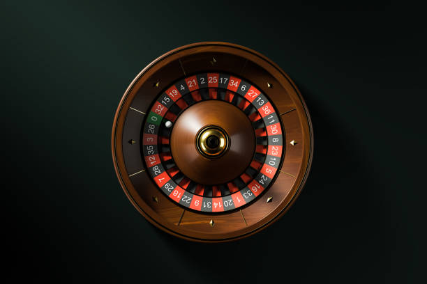 колесо рулетки на черном фоне, вид сверху - roulette table стоковые фото и изображения