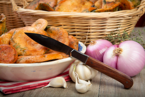 キッチンテーブルのバスケットとボウルのサフランミルクキャップ - cooking kitchen utensil wood isolated ストックフォトと画像