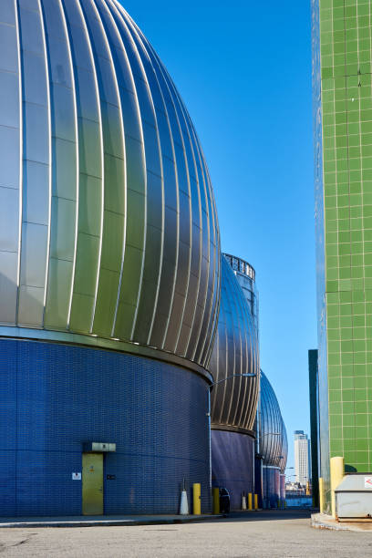 ovos digestores de aço inoxidável na estação de tratamento de águas residuais de newtown creek em brooklyn, ny - digester - fotografias e filmes do acervo