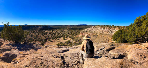 donna godendo vista al monumento nazionale bandelier, nm - bandelier national monument foto e immagini stock