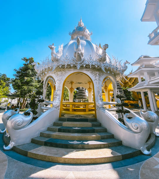 wat rong khun, der weiße tempel in chiang rai, provinz chiang mai, thailand - rong river khun wat thailand stock-fotos und bilder