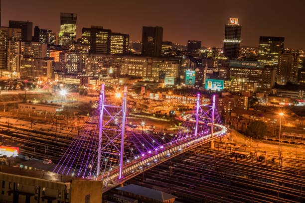 nelson mandela bridge blick johannesburg - suspension railway stock-fotos und bilder