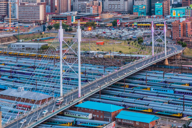 ネルソン マンデラ橋のヨハネスブルグの景色 - nelson mandela bridge cityscape bridge south africa ストックフォトと画像